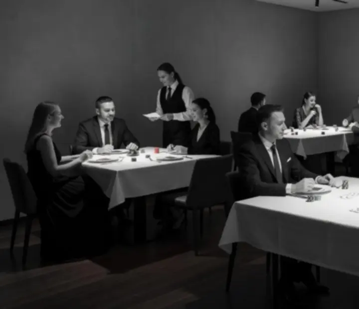 Monochromatyczna fotografia stołów i szkła w eleganckiej restauracji podczas wieczoru tematycznego